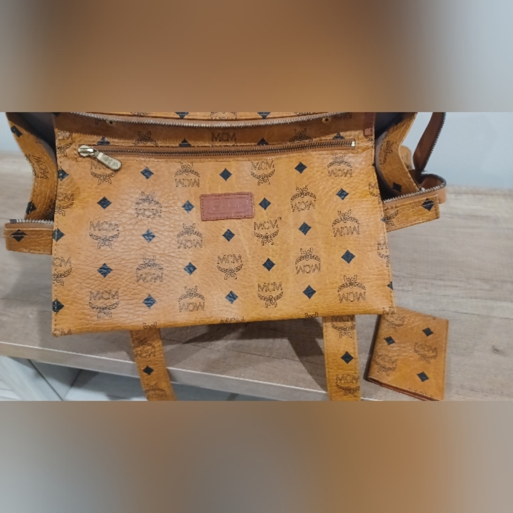 COPY - MCM shoulder bag with matching card holder - Picture 5 of 11